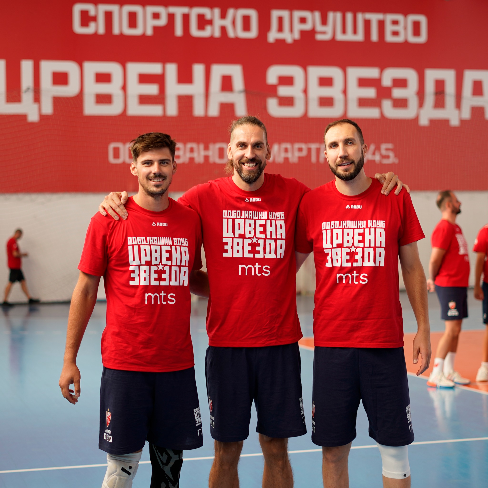 🔴⚪ Велика појачања за следећу сезону! ⚪🔴
Нека нова лица у црвено белом дресу и једно добро познато!
Томислав Докић, легенда клуба, освајач многих титула као и признања за најбољег играча целог спортског друштва Црвена звезда, сада се вратио да као капитен води момке до нових победа, имаће велику помоћ у Немањи Петрићу, још једној легенди српске и европске одбојке, уз њих ту је и Чртомир Бошњак, сјајни словеначки примач.
Чекају се још блокер Душан Петровић који је са медитеранском репрезентацијом Србије и Гјорги Гјоргијев који је са репрезентацијом Македоније.
Не сумњамо у њихов неизмеран допринос у предстојећој сезони и желимо им много среће у црвено белом дресу!
#ossrb #odbojka #redstar #volleyball #crvenazvezda