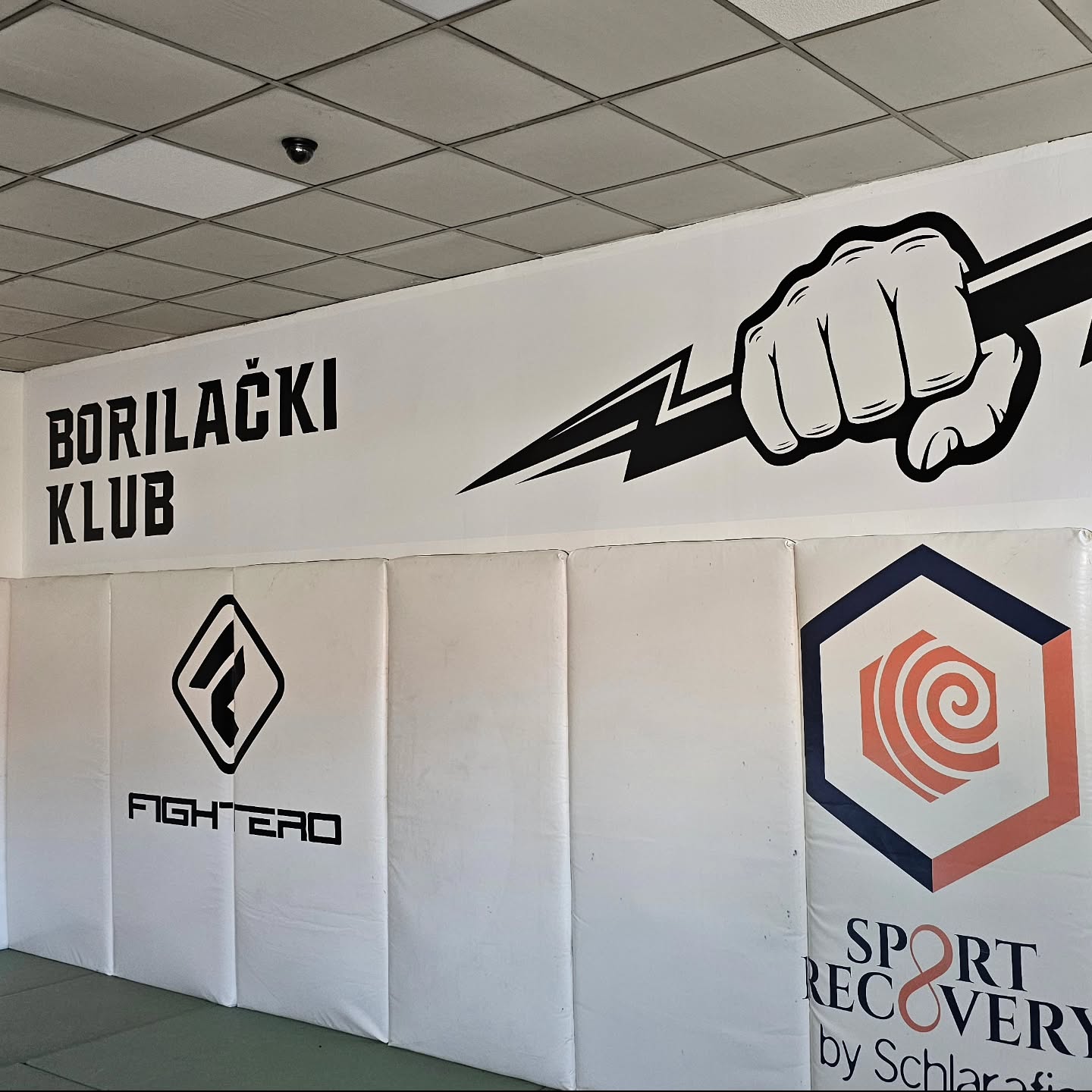 Štampa i montaža PVC folije na unutrašnjem zidu