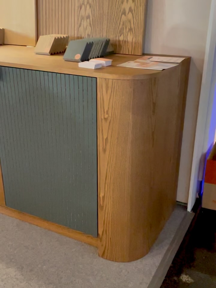 Unique frönts designed to fit IKEA Metod, Pax & Bestå 14 MODULAIR AANPASBAAR BEURSMODEL TE KOOP (50% KORTING):Keukenwand uit gebeitste es fineer en steengroene laminaat, incl IKEA binnenkasten, handvaten, werkblad uit es fineer, 2 lades en 1 bocht.
Deze keuken is gemaakt uit IKEA binnenkasten een aangekleed met Frönts by YTA, waardoor deze nog verder kan uitgebouwd worden!Afmetingen:
*Lengte: 320 cm
*Diepte: 62 cm
*Hoogte: +/-92 cm€1375,2 incl BTW
Op te halen in ons atelier bij Leuven.Stuur een mailtje naar info@yta.be bij interesse!#handmadeinbelgium #frontsbyyta #uniquehomes #uniqueinteriors #furniture #belgiandesign #woodwork #originaldesign #homedesign #carpentry #belgium #handcrafted #customfronts #ikeametod #ikeahack #ikeametodhack #ikeametodkitchen #furniturewebshop #ikeabesta #ikeabestahack #ikeapax #ikeapaxhack #kitchentransformation #customdesign #ytacreations #ikeaupgrade #forsale #displaymodelforsale