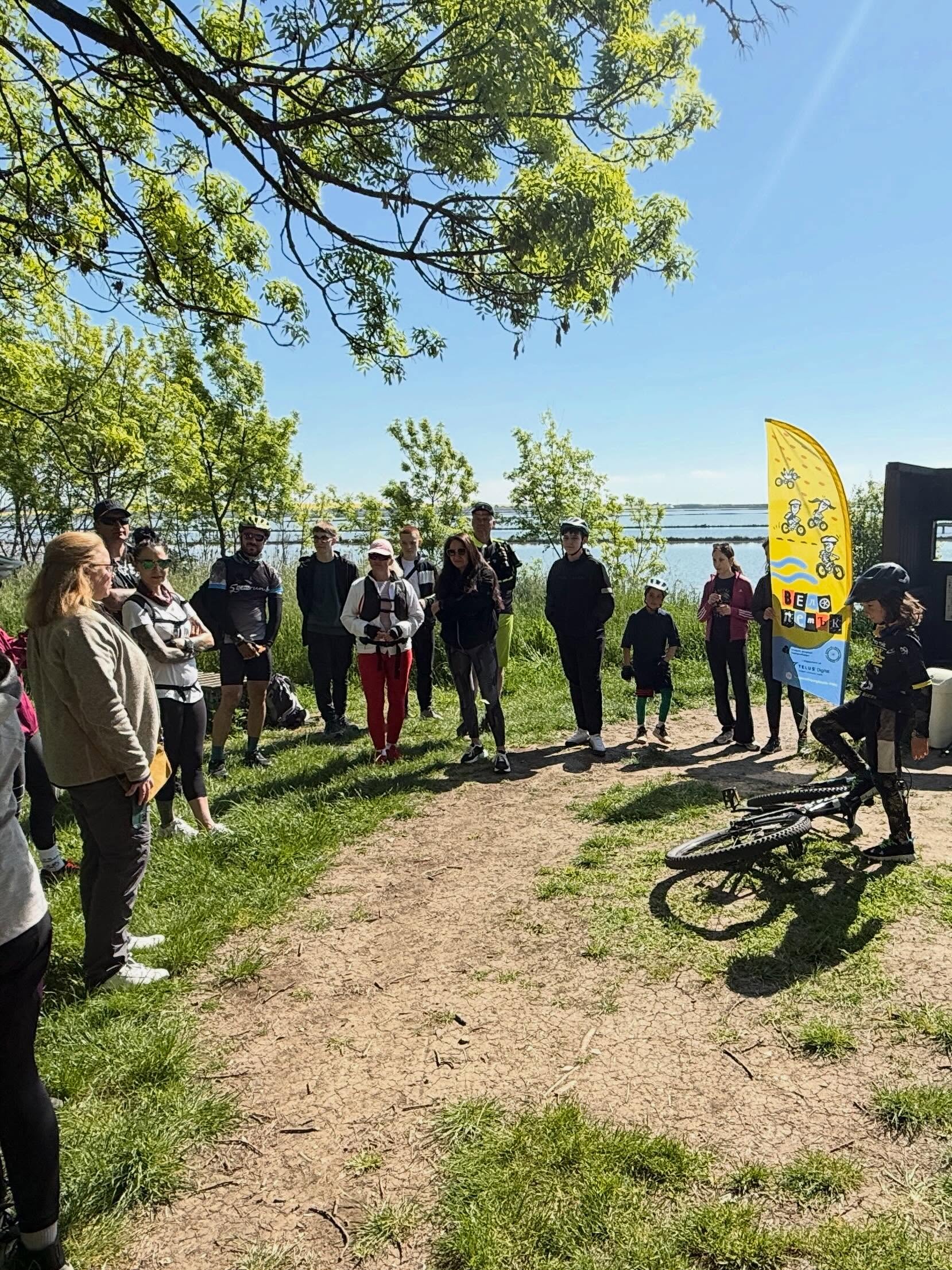 🚴♀️🦩 Празничният 6 май ни събра за една незабравима велообиколка около Атанасовското езеро. Денят започна на обновената Пътека на саблеклюна – любимо място за наблюдение на птици и среща с дивата природа. Велосипедите бързо изпълниха сборния пункт, а доброто настроение беше навсякъде. Може би заради празника, а може би заради откриването на Giro d'Italia и споделената страст към колоезденето, която направи това събитие още по-специално. Преди старта представители на Българска фондация „Биоразнообразие“ и "Бургаска велосипедна общност" разказаха повече за маршрута, природата на езерото и инициативите, които правят града по-добро място за придвижване с велосипед. 🎁 Благодарение на @weride.today не само получихме подаръци, но и запазихме цялата обиколка в приложението – още един спомен от деня и от изминатите заедно километри. След това потеглихме. Покрай солниците, розовите води на езерото и красивите гледки, които винаги успяват да ни накарат да спрем за снимка. На „Точката“ направихме кратка почивка, а Радост от Българска фондация „Биоразнообразие“ ни разказа любопитни истории за Атанасовското езеро, неговите обитатели и значението му като част от миграционния път Via Pontica. Научихме защо това място е толкова ценно и как всеки от нас може да помогне за неговото опазване. 🚴♀️ А за най-запалените приключението не свърши дотук – част от групата продължи към пълната обиколка на езерото. Още километри. Още красиви гледки. Още споделени моменти. Благодарим на всички, които бяха част от това велосипедно приключение! 💚