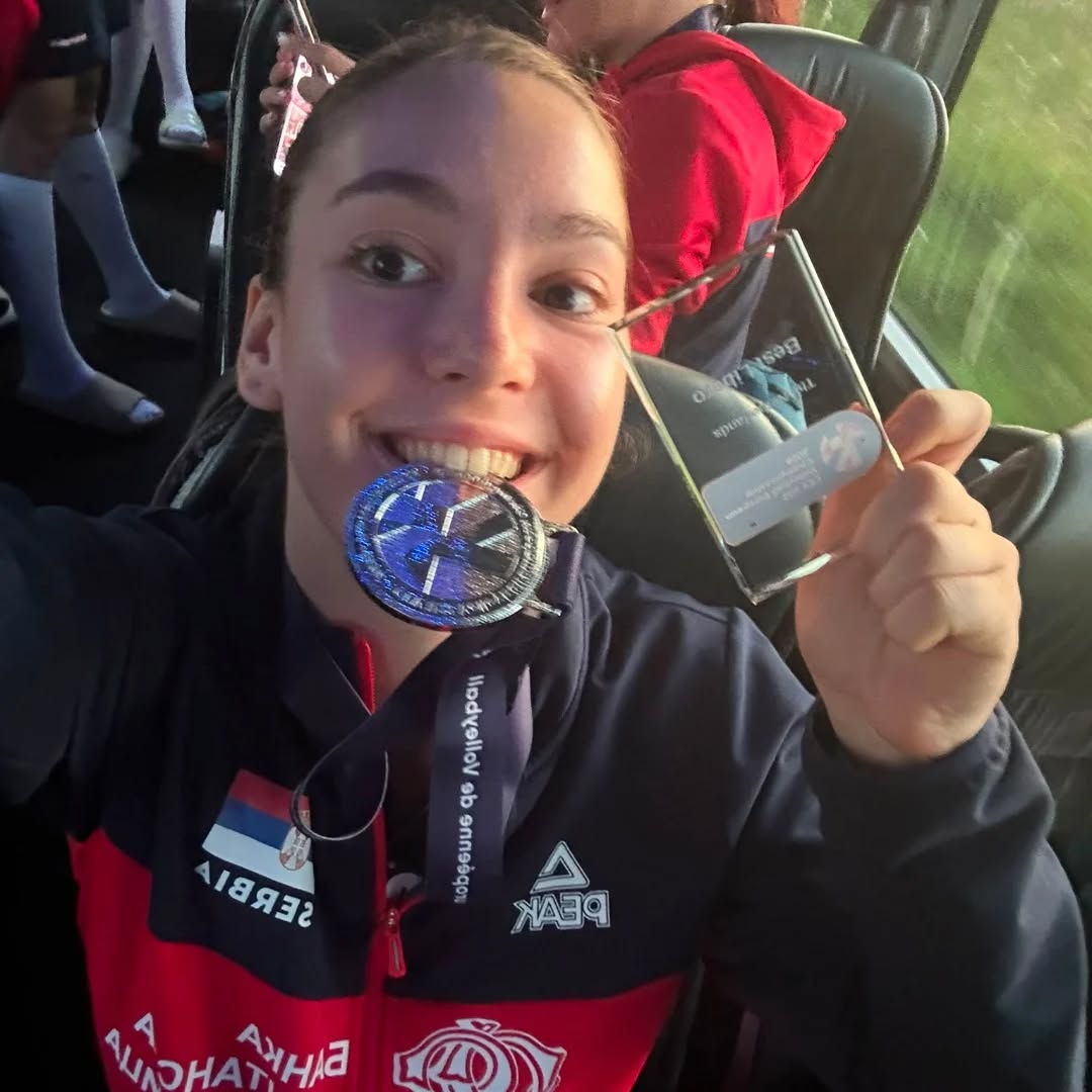 🔴⚪ Најбољи либеро Европског првенства! ⚪🔴
Наша Вишња Жигић је постигла велики успех и освојила сребрну медаљу са репрезентацијом млађих сениорки Србије на Европском првенству за играчице до 22 године!
Вишња је изабрана и у идеалан тим првенства као најбољи либеро!
Браво Вишња! 💪❤️🤍
#cev #europeanvolleyball #volleyball #odbojka #redstar