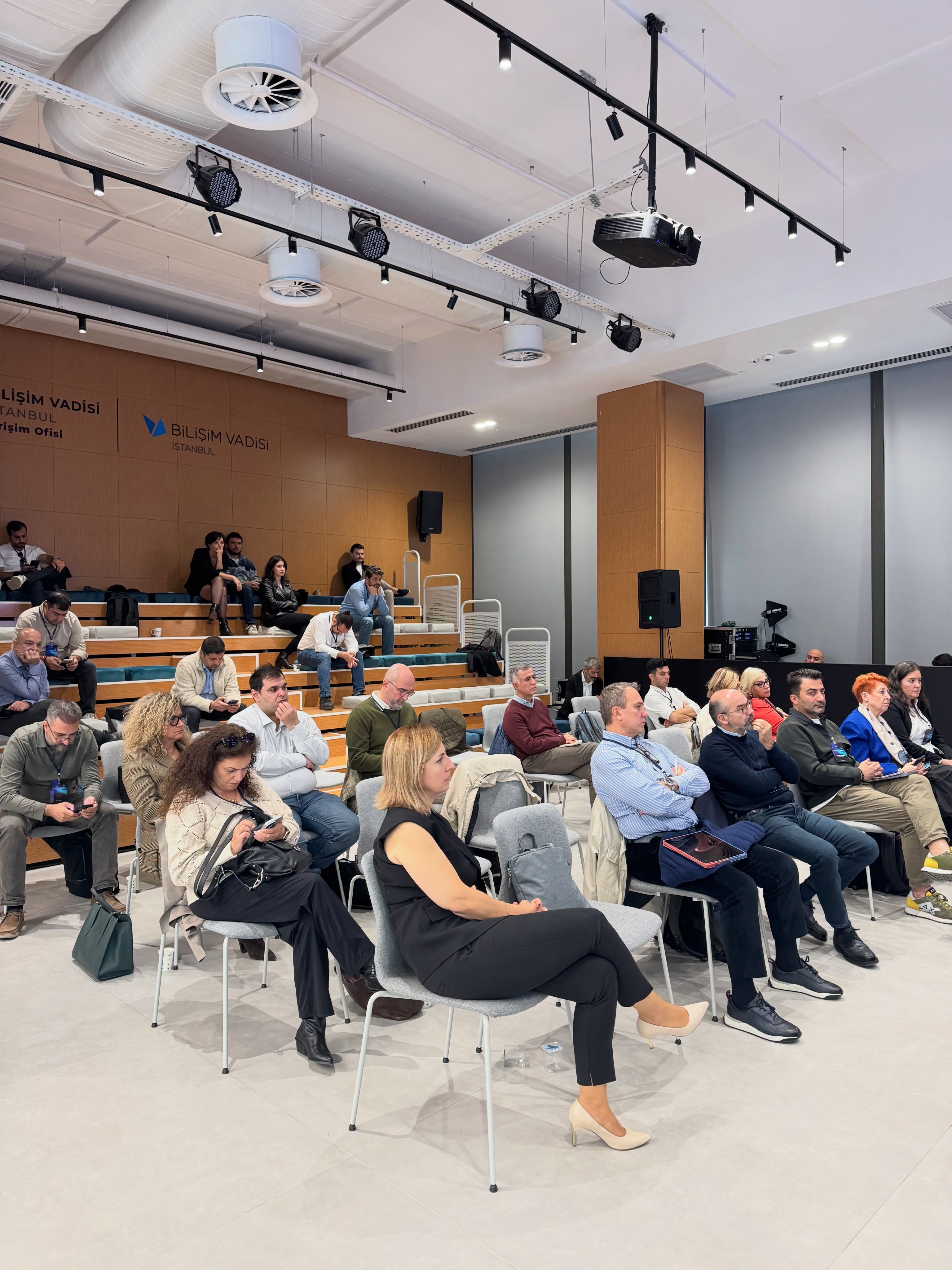 Local to Global | Bilişim Vadisi
Yerelden küresele uzanan teknoloji yolculuğunda, güvenin ve yapay zekânın dönüştürücü gücünü konuştuk.
Tecmony CEO’ muz Ceyhun Güler, Local to Global etkinliğinde gerçekleştirdiği konuşmada, yapay zekâ çağında güvenin önemini ve teknoloji dünyasının dönüşümünü ele aldı.
Değerli paylaşımları ve ilham veren buluşmalar için teşekkür ederiz.
#LocalToGlobal #BilişimVadisi #Tecmony #YapayZekâ #Teknoloji