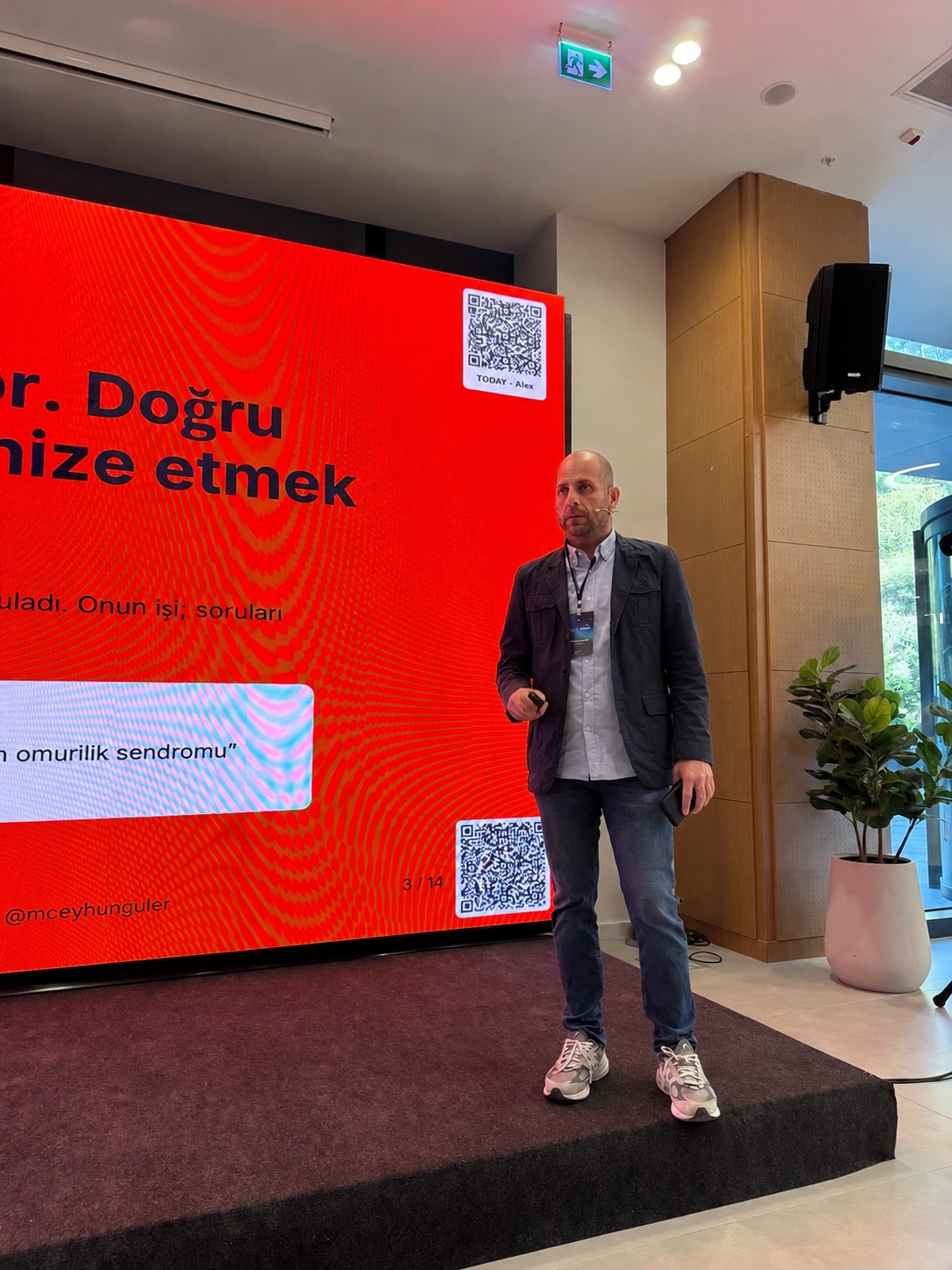 Local to Global | Bilişim Vadisi
Yerelden küresele uzanan teknoloji yolculuğunda, güvenin ve yapay zekânın dönüştürücü gücünü konuştuk.
Tecmony CEO’ muz Ceyhun Güler, Local to Global etkinliğinde gerçekleştirdiği konuşmada, yapay zekâ çağında güvenin önemini ve teknoloji dünyasının dönüşümünü ele aldı.
Değerli paylaşımları ve ilham veren buluşmalar için teşekkür ederiz.
#LocalToGlobal #BilişimVadisi #Tecmony #YapayZekâ #Teknoloji