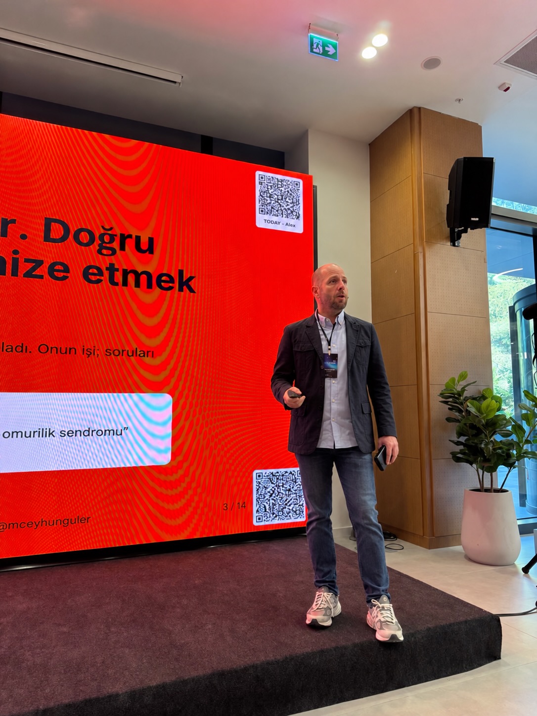 Local to Global | Bilişim Vadisi
Yerelden küresele uzanan teknoloji yolculuğunda, güvenin ve yapay zekânın dönüştürücü gücünü konuştuk.
Tecmony CEO’ muz Ceyhun Güler, Local to Global etkinliğinde gerçekleştirdiği konuşmada, yapay zekâ çağında güvenin önemini ve teknoloji dünyasının dönüşümünü ele aldı.
Değerli paylaşımları ve ilham veren buluşmalar için teşekkür ederiz.
#LocalToGlobal #BilişimVadisi #Tecmony #YapayZekâ #Teknoloji